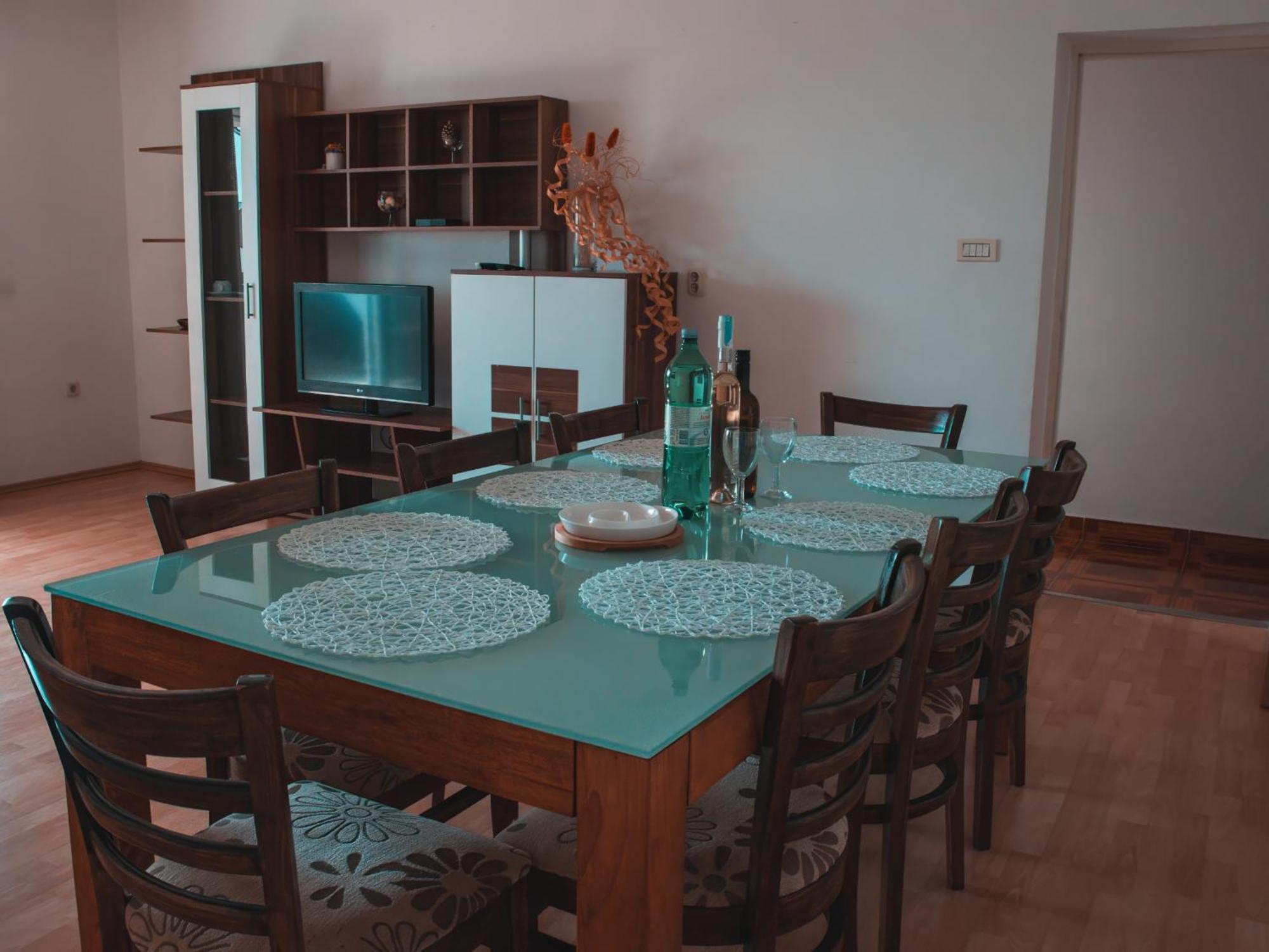 Apartman Deh, Stinjan *