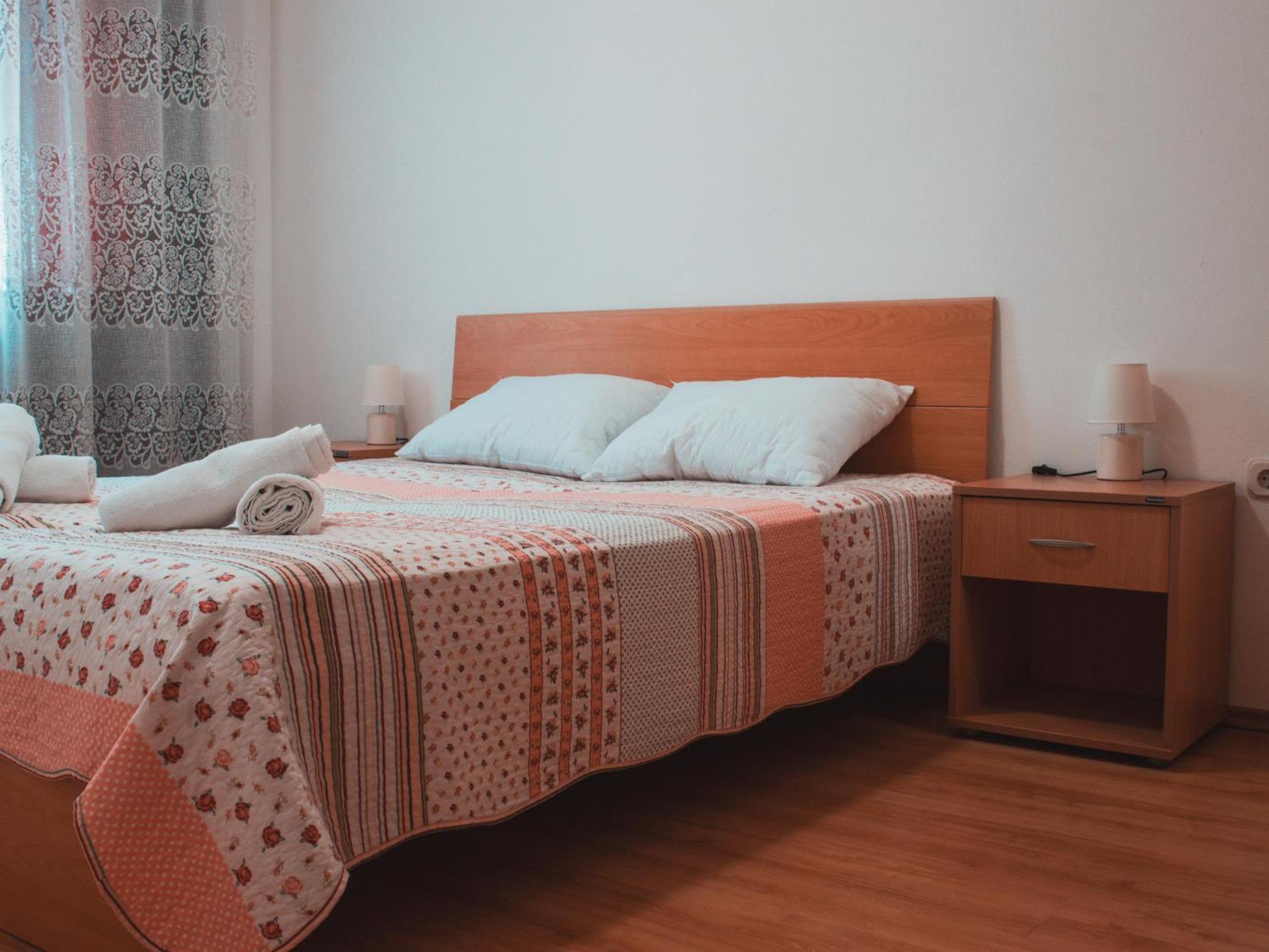 Deh, Stinjan Apartman