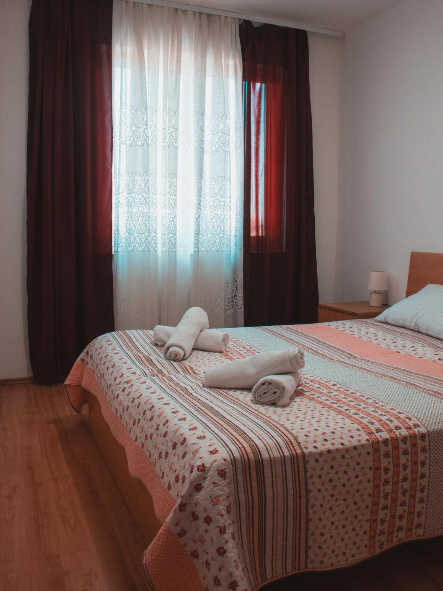 Deh, Stinjan Apartman