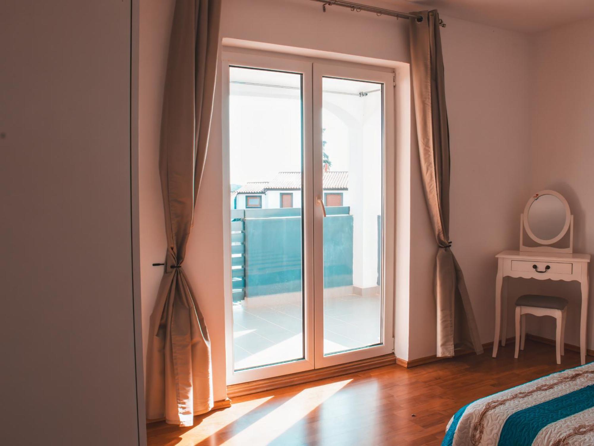 Apartman Deh, Stinjan Pula