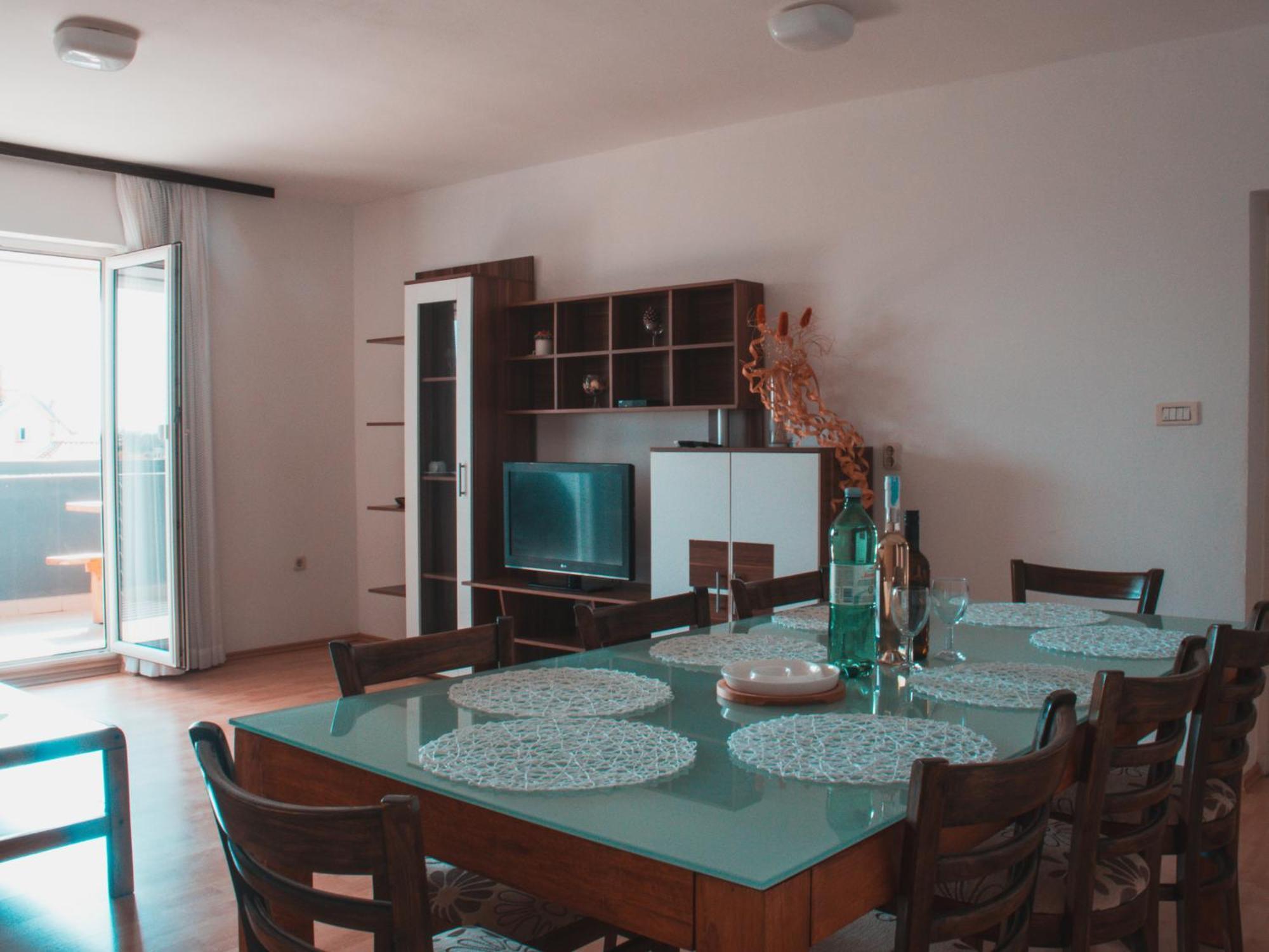 Apartman Deh, Stinjan