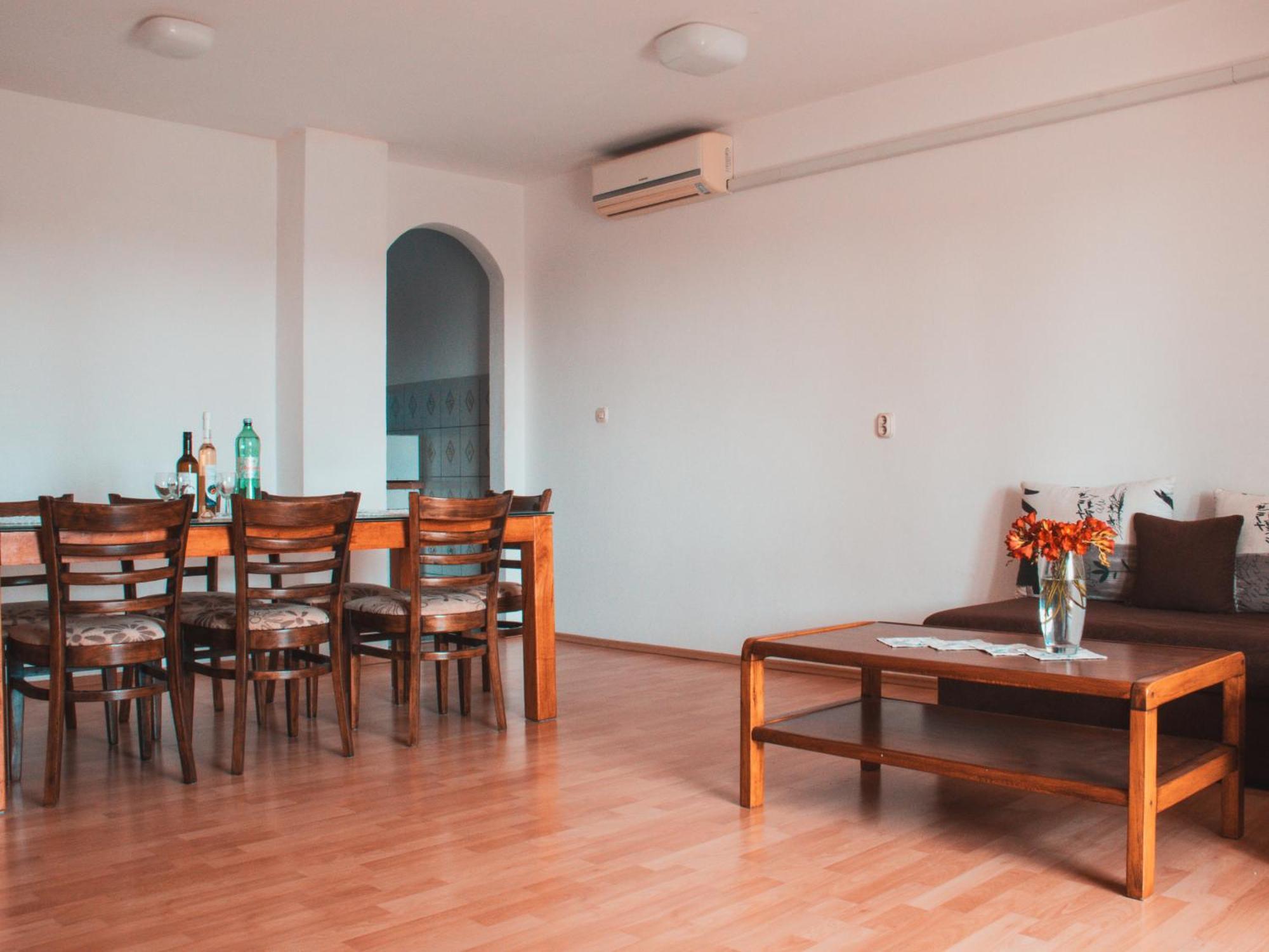 Apartman Deh, Stinjan