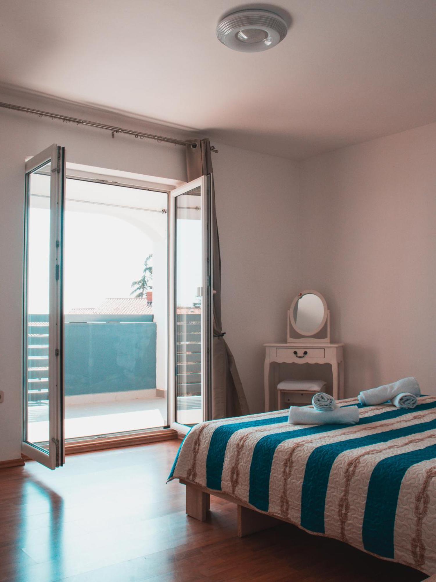 Apartman Deh, Stinjan